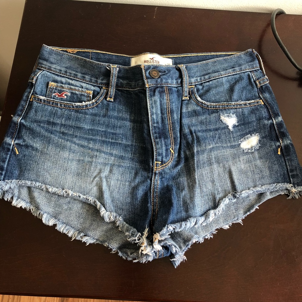 HIGH WAIST HOLLISTER JEAN SHORTS!